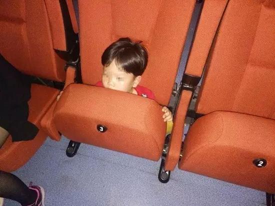 孩子被紧紧卡逝世在座椅琅绫擎(警方供图)