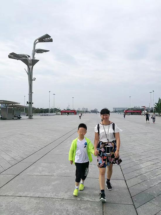 张雪梅陪儿子小嘟本年暑假在北京旅游。
