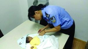 △民警在照料宝宝 警方供图