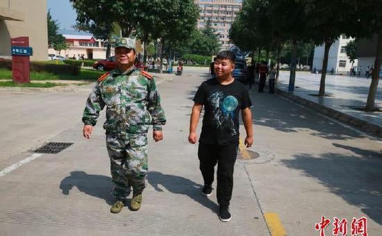 这个开学季,杨凌职业技术学院(简称杨凌职院)校园里有一对特殊的父子,父亲是今年考入该校的新生,儿子已经大二,算是父亲的“学长”了。