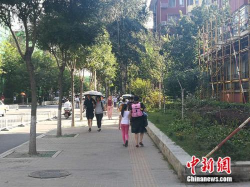 家长接孩子下学 中新网记者 张尼 摄