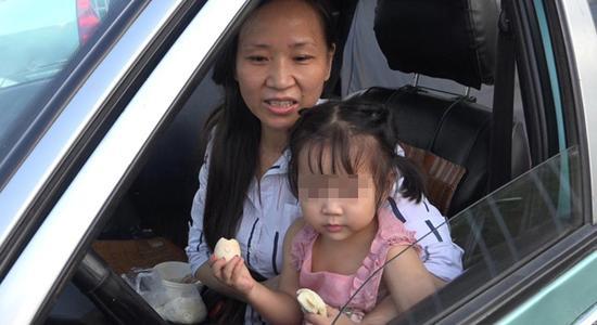 李少云和依依。 彭湃消息记者 朱莹 图
