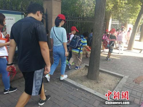 某托管机构接小学生下学 中新网记者 张尼 摄