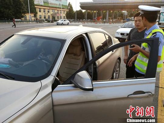 图为平易近警预备驾驶女子的车辆将其送回家。 魏文欣 摄