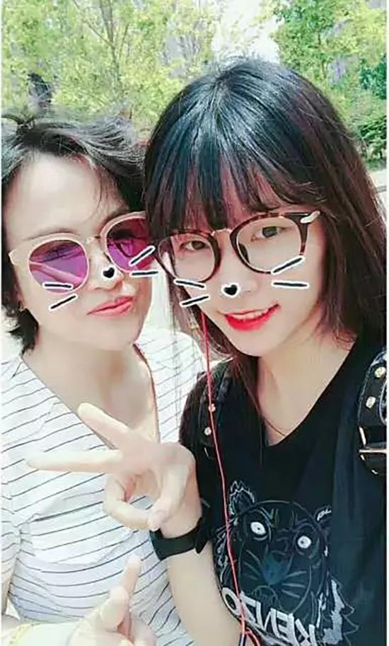 吴静春与女儿。温州新教导 图