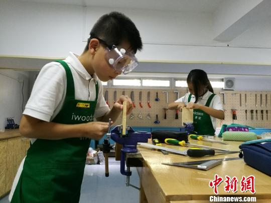 卖力地加工木材中。 钟升 摄