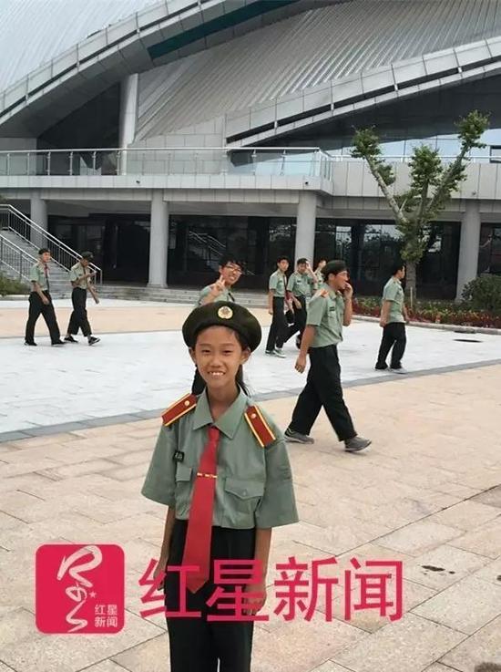 张易文在体育馆前。本文图片均来自红星消息