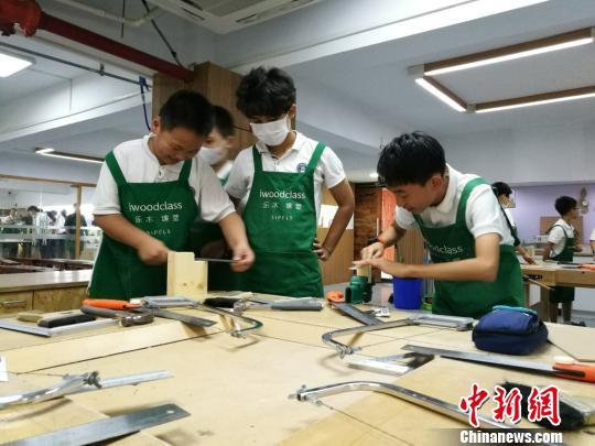 卖力地加工木材中。 钟升 摄