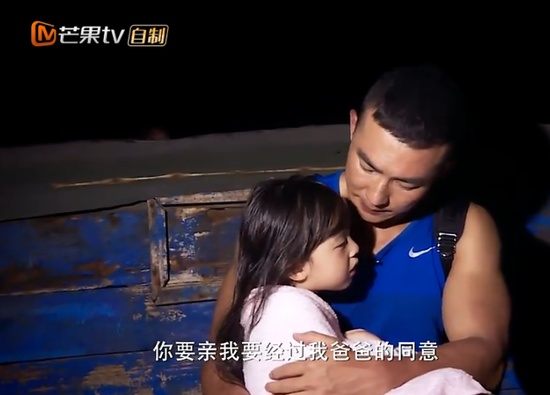 小男孩亲小女孩正常吗?为爸爸的社交教育方式