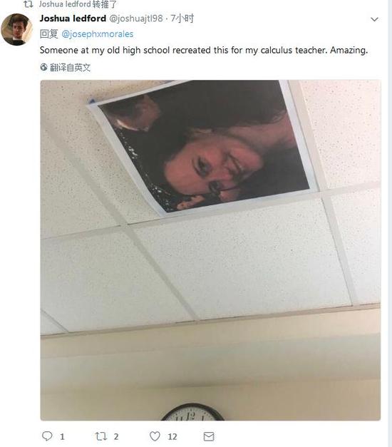 还有网友把老师的照片贴到了天花板上
