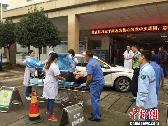 孕妇被及时送至医院 四川高速交警 供图 摄