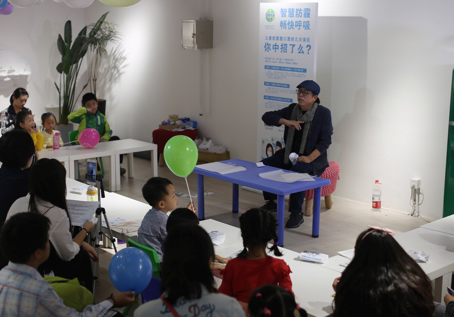 小姥爷给孩子们讲述保卫云城的故事