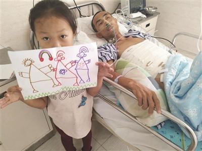 小坤洁画了200多幅这样的简笔画,想卖画救父。
