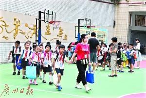 试点学校，未参与校内托管的学生有序离校。广州日报全媒体记者王燕 摄