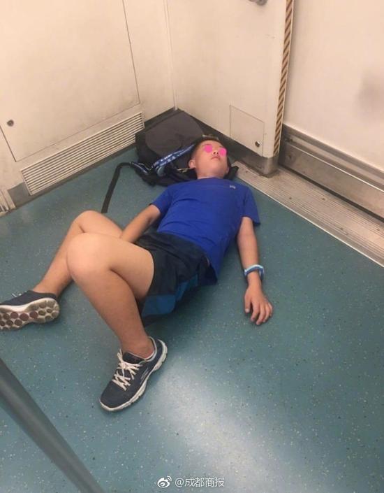 一进地铁就躺地上