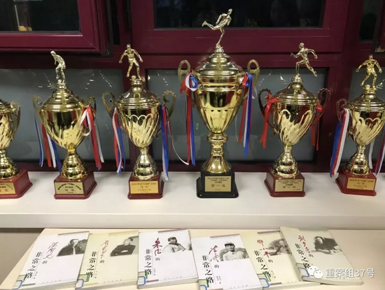 ▲清华大年夜学从属小学2012级4班教室里,窗台上摆放着孩子们在体育比赛中获得的奖杯以及日常平凡浏览的部分书本。 新京报记者朱骏 摄