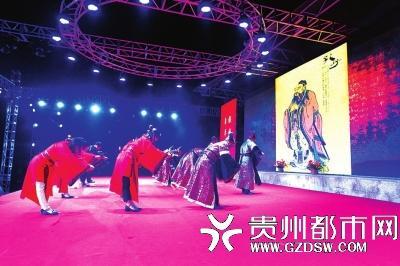 全体师生行叩拜礼。