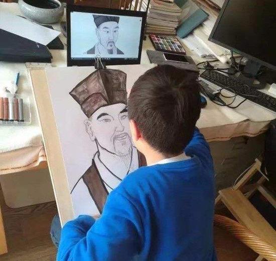 小学生在画苏轼
