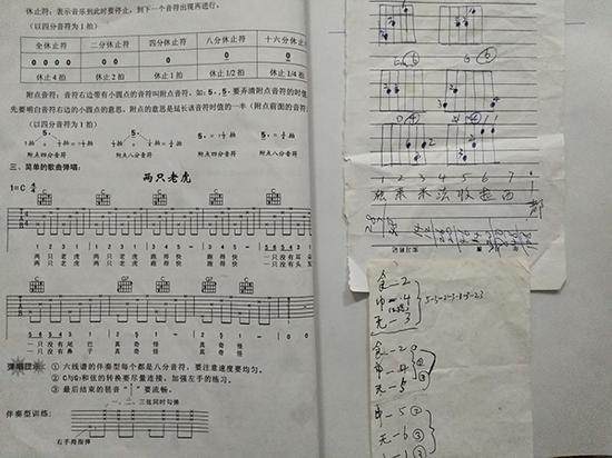 最文艺宿管阿姨零基础学吉他 两届学子接力教学