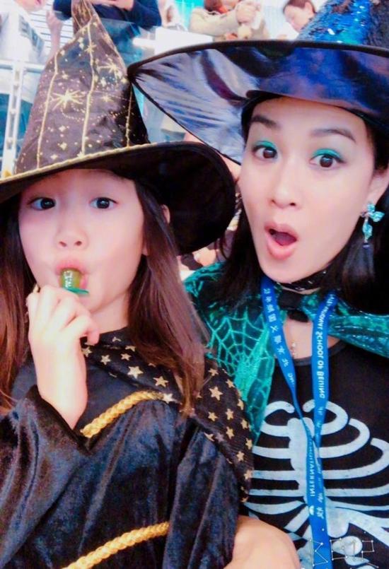 钟丽缇和女儿一起扮女巫