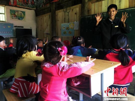 贵州省铜仁市思南县杉树坡村，为不让娃娃们失学，55岁的“留守教师”宋长城身兼校长、老师、保育员等职务，为9名学生坚守岗位。　杨云　摄