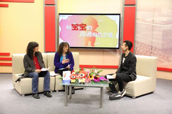 乔安娜·法伯(左)&朱莉·金(右)做客新浪育儿直播间