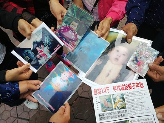 一些被害人家属出示被拐孩子当年的照片。 澎湃新闻记者 朱远祥 图