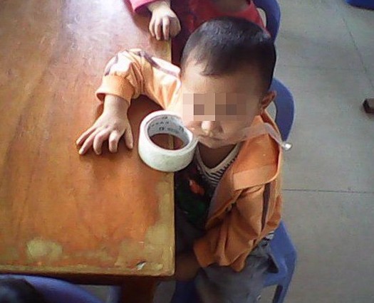 第二宗罪：胶带封嘴_幼儿园老师如此狠心——虐童“十宗罪”第2张