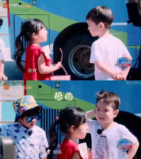 《爸爸5》第一期一出场,嗯哼就主动跟喜欢的小朋友们问好。