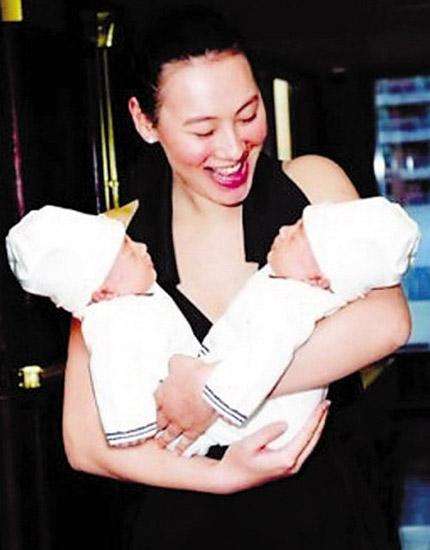 2010年,梁洛施邮攀李泽楷生下双胞胎儿子H&N