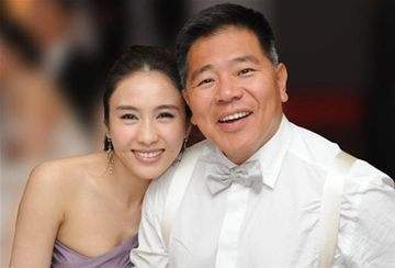 2010年,黎姿与马廷强生下双胞胎女儿家蔚、家镁