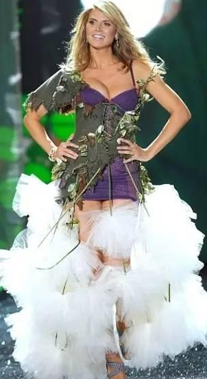 2009年,超模Heidi Klum产后五周就登上了维密大年夜秀的舞台,轰动一时。