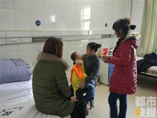 母亲抱鹏鹏