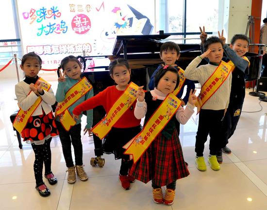 北京音乐厅小观众变身小标兵 培养观剧礼仪从