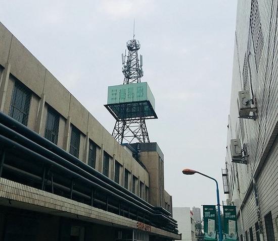 三鹿乳品四个字已经看不清楚。摄影:赵晓娟