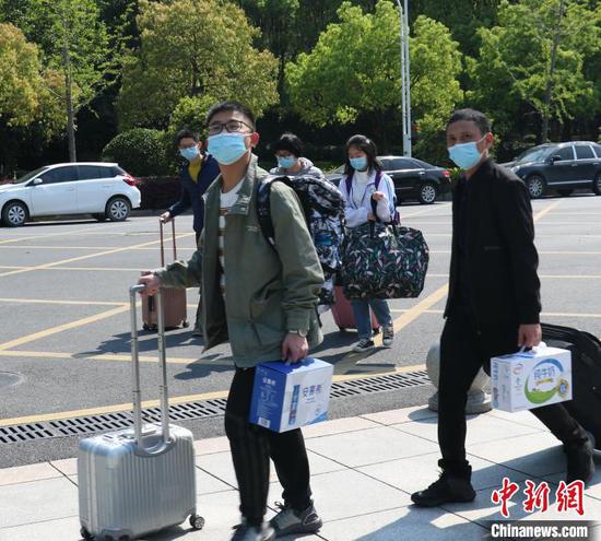 日前，杭二中高三学子返校。　童笑雨　摄