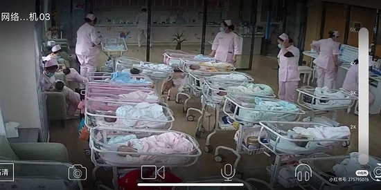 住在月子中心,可以通过视频看到护士们照顾宝宝
