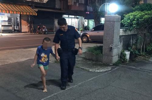 桃园市4岁黄姓男童外出游玩迷途,巡警协助他返家。(图:台湾《联合报》/龙潭警分局 提供)
