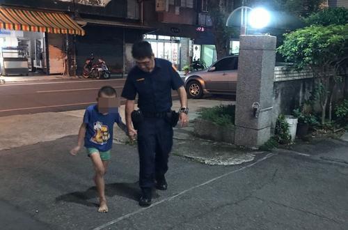 桃园市4岁黄姓男童外出游玩迷途，巡警协助他返家。（图：台湾《联合报》/龙潭警分局 提供）