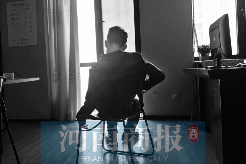 郑州市同舟心智障碍者服务中心,一名孤独症患者在椅子上休息