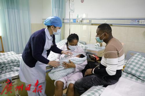 非裔妈妈产后高烧不退 广州医生成功救治