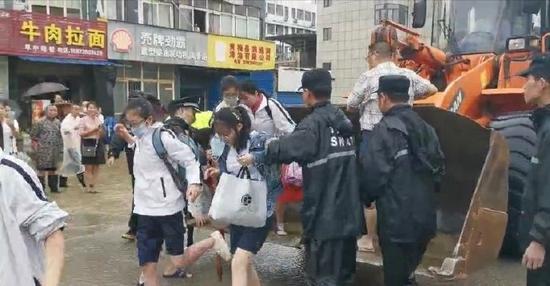 当地公安使用大型铲车转移被困学生。黄梅县公安局供图