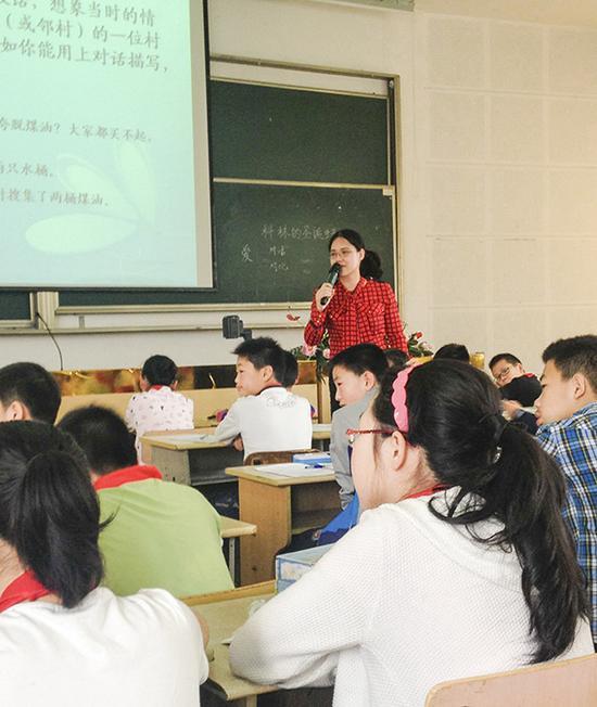 王悦微给学生上语文课。