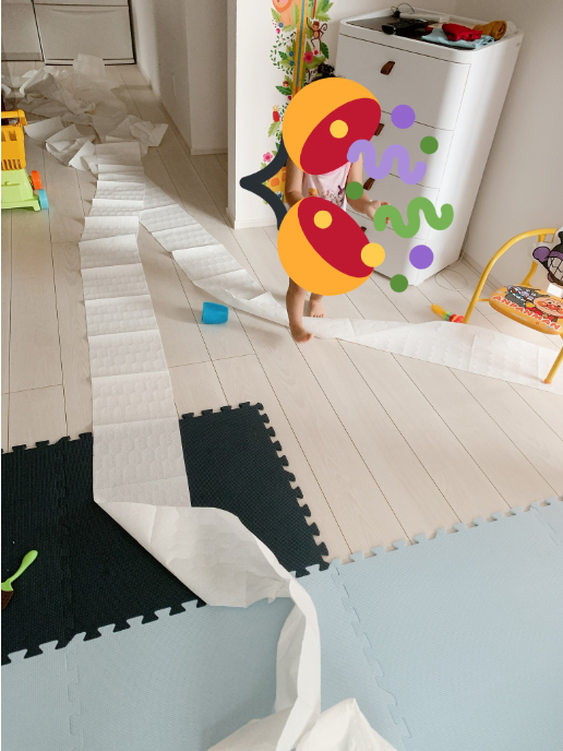 日本网友拍到女儿在家中横冲直撞(Twitter)