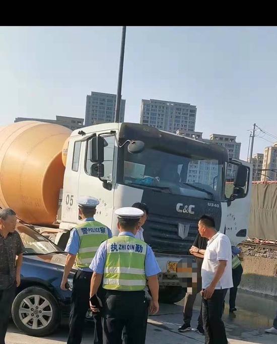 8月12日下午,他们在肇事半挂车所属公司门口看到了肇事车,半挂车还与他们驾驶的车辆发生刮擦。受访者供图