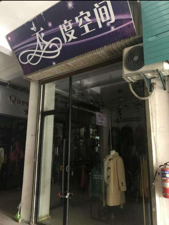 杨某在建湖县新世纪商城开的服装店。向凯摄