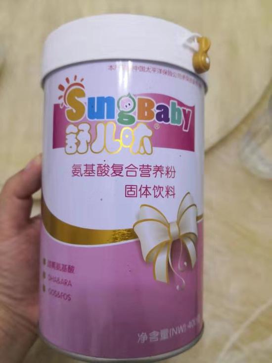 李女士在医院“缺货”后,今年5月从母婴店购买的舒儿呔奶粉出现“固体饮料”字样。