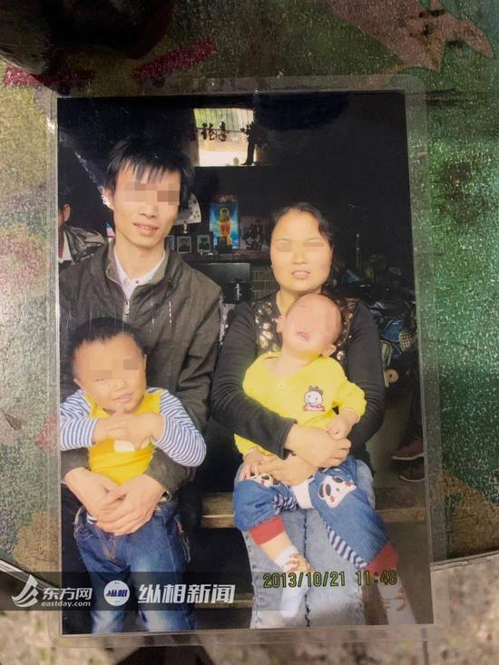 左下的孩子为康康，右下的孩子为被卖掉的二儿子。