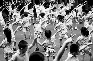 昨日,东城区新中街幼儿园的小朋友在展示科学运动操。
