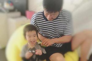 吴京难得放假在家带娃 谢楠曝老公瘦了十斤